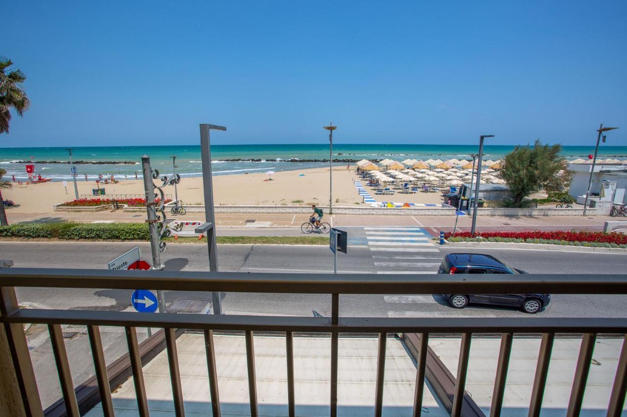 Palm Beach House - Vista Mare Montesilvano Marina المظهر الخارجي الصورة